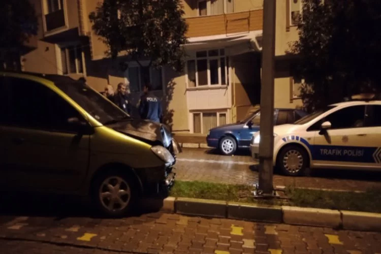 Bursa'da kaza! Sokak lambasına çarparak durabildi