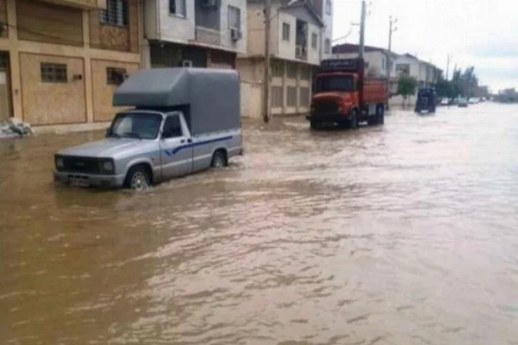 İran'da sel&nbsp;nedeniyle 25 eve ulaşım sağlanamıyor