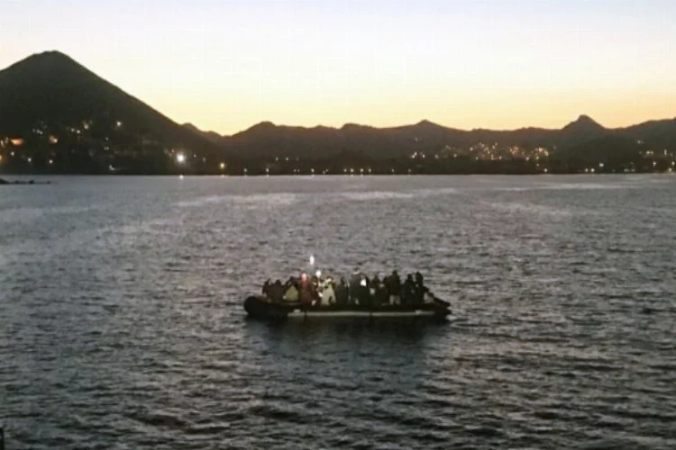 Tekneleri su alan 48 düzensiz göçmen kurtarıldı