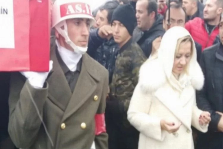 İYİ Partili vekil şehit cenazesinde fotoğraf çektirmişti! Skandala destek