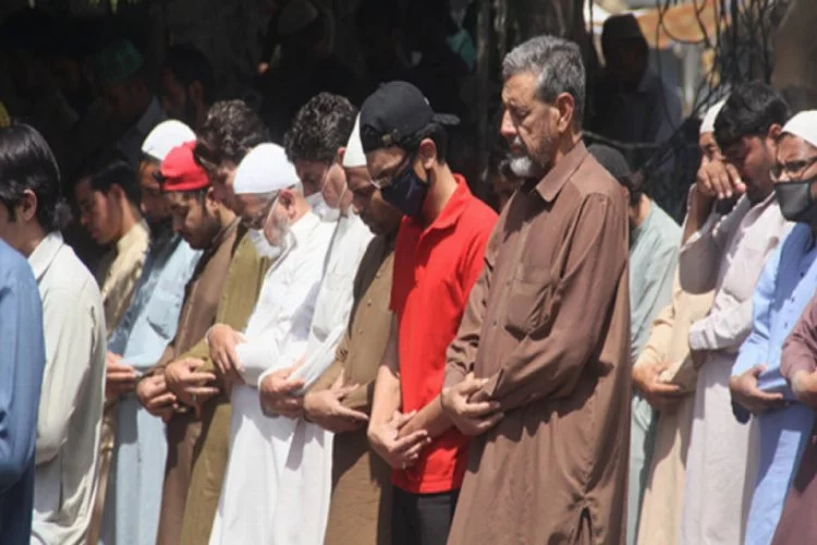 Pakistan'da camilerde cemaatle kılınan namazlara yasak