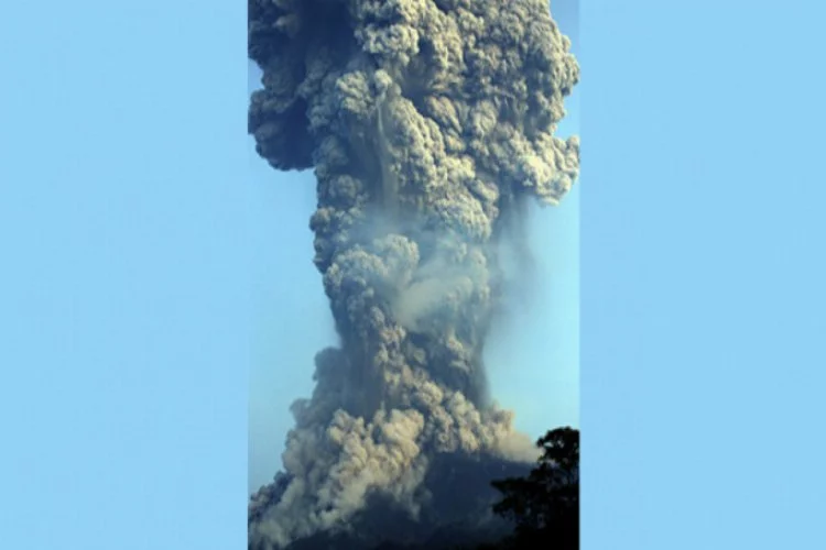 Endonezya'da yanardağda patlama