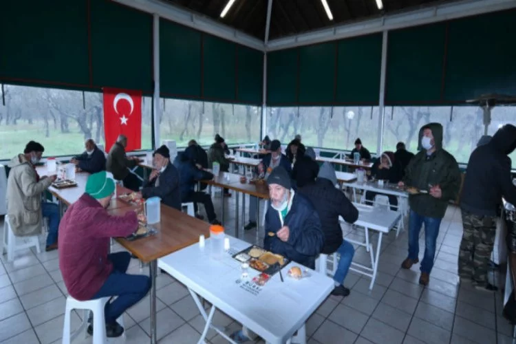 Bursa Büyükşehir Belediyesi evsizlere kol kanat geriyor!