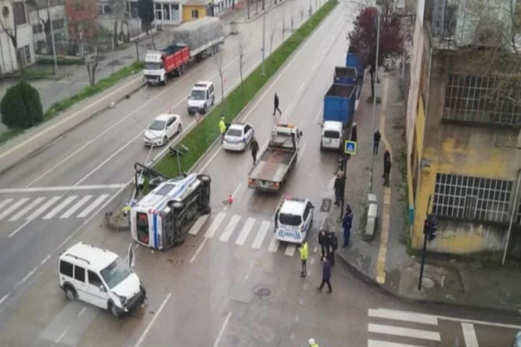 Bursa'da hasta taşıyan ambulans ile araç çarpıştı