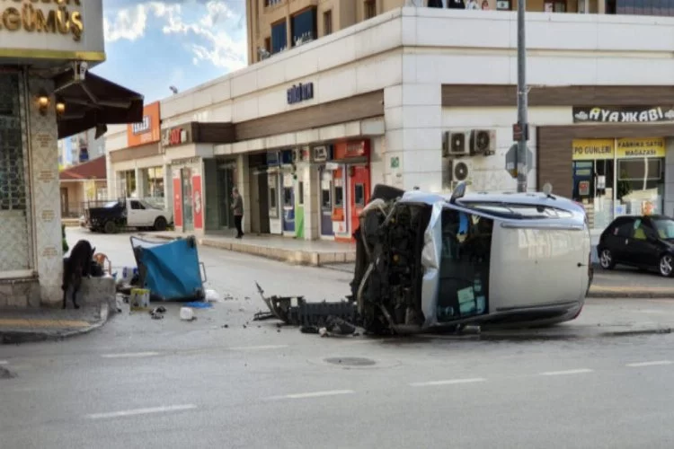 Bursa'da görevden dönen Vefa Destek Grubu kaza yaptı