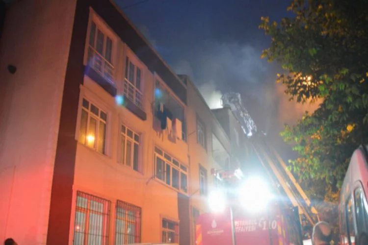 4 katlı apartmanın çatısı alev alev yandı