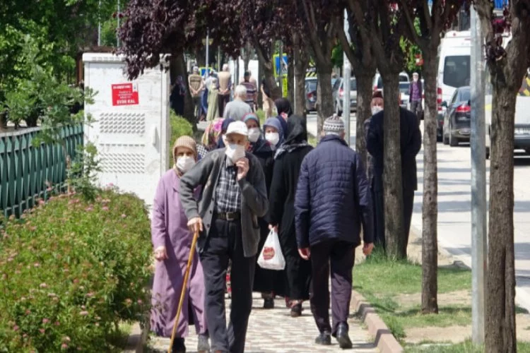 Bursa'da 65 yaş üstü vatandaşlar park ve bahçelere akın etti