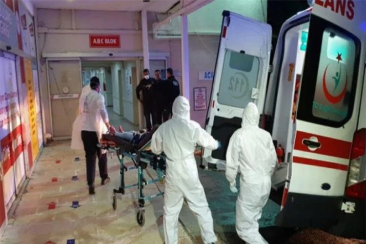 Anneleri virüse yakalanan Türk aile ambulans uçakla getirildi
