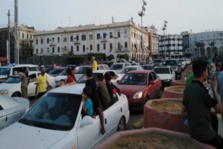 Trablus'ta halk kutlamalar için sokaklara döküldü