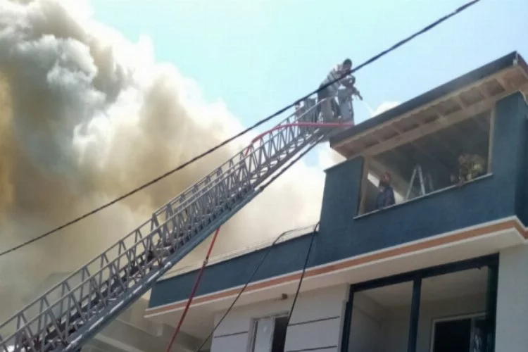 Bursa'da apartmanın çatısı alev alev yandı