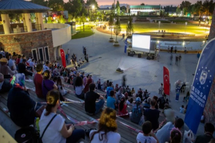 Bursa'da açık havada ve arabada sinema keyfi