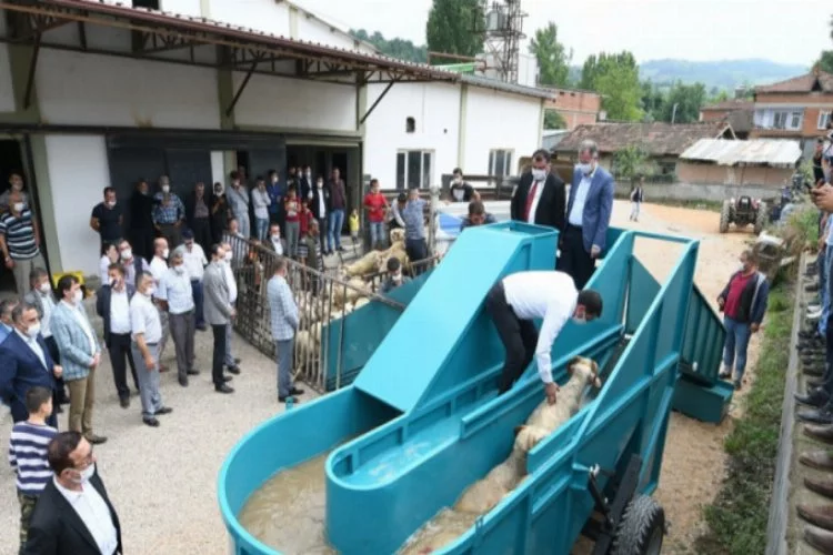 İnegöl Belediyesi, çiftçilere 'Taşınabilir Hayvan Yıkama Havuzu' aldı