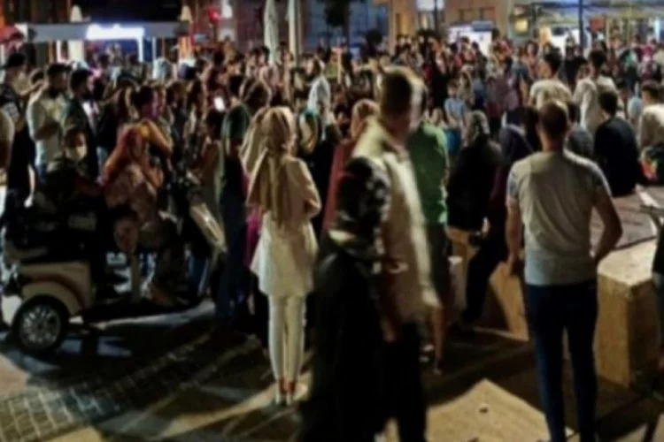 Bakan Koca Bursa'da çekilmiş fotoğrafı paylaştı ve sordu: "Salgına karşı kaç kişiyiz?"