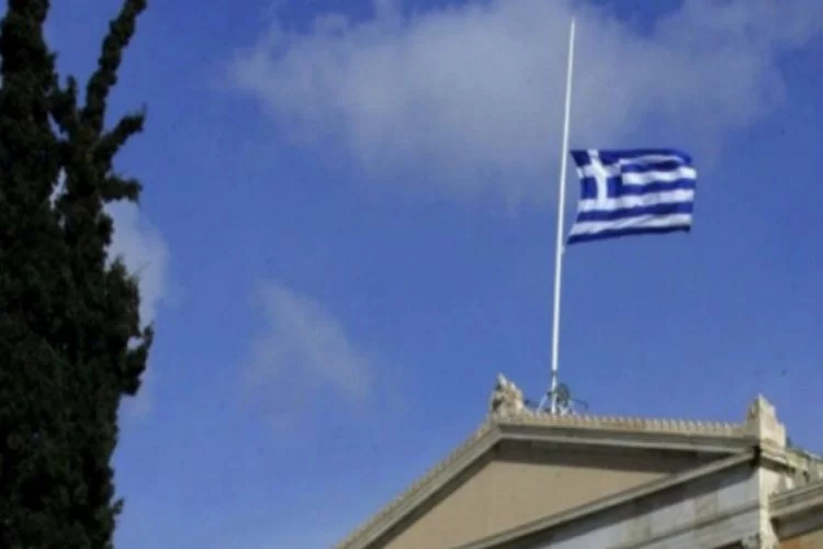 Yunanistan'da bayraklar yarıya indirildi