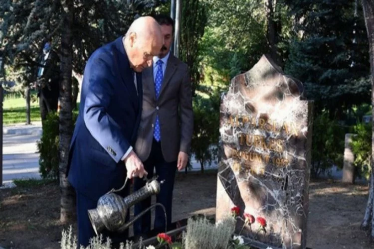 Bahçeli'den Alparslan Türkeş'in mezarına ziyaret