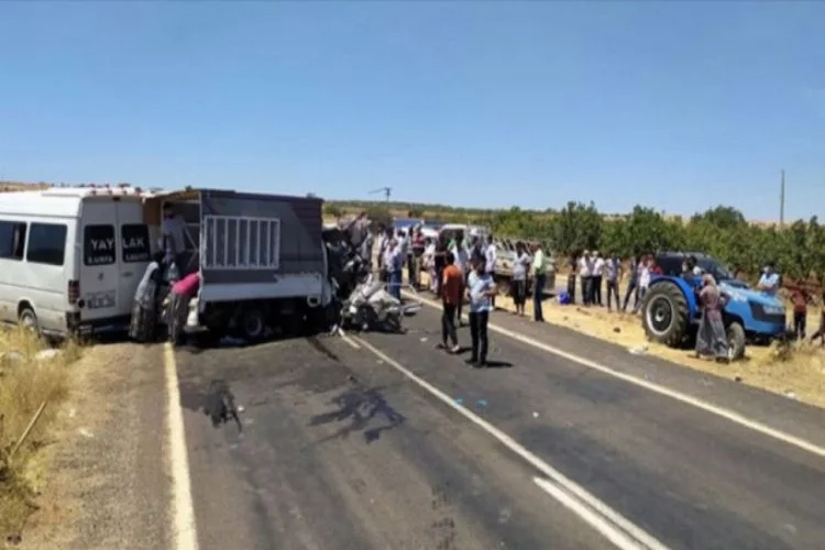 Şanlıurfa'da minibüsle kamyonet çarpıştı: 15 yaralı