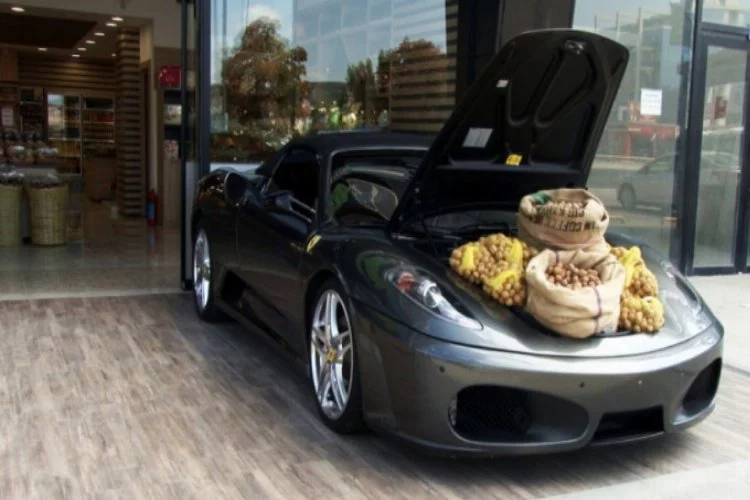 Ferrari bagajında  ceviz satışı