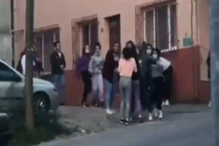 Bursa'da kızların erkek kavgası! Tekme tokat birbirlerine girdiler
