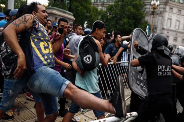 Maradona'nın hayranlarıyla polis arasında arbede