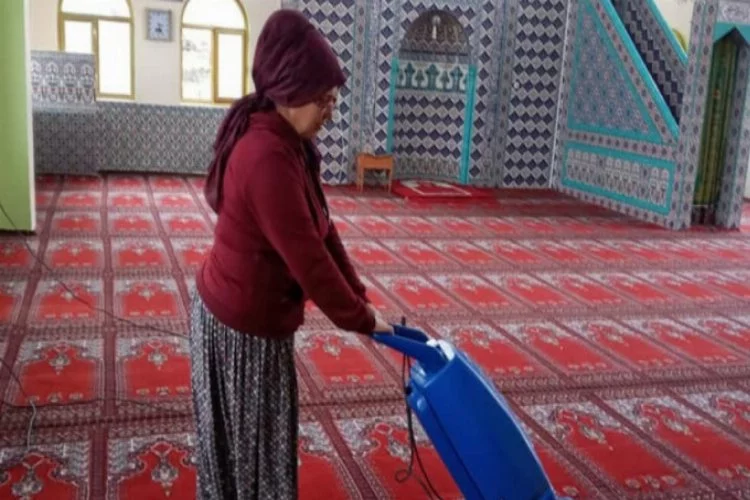 Kadınlar camileri gönüllü olarak temizledi