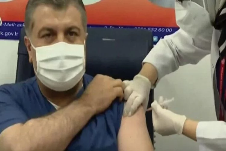 Sağlık Bakanı Koca, canlı yayında aşı oldu!