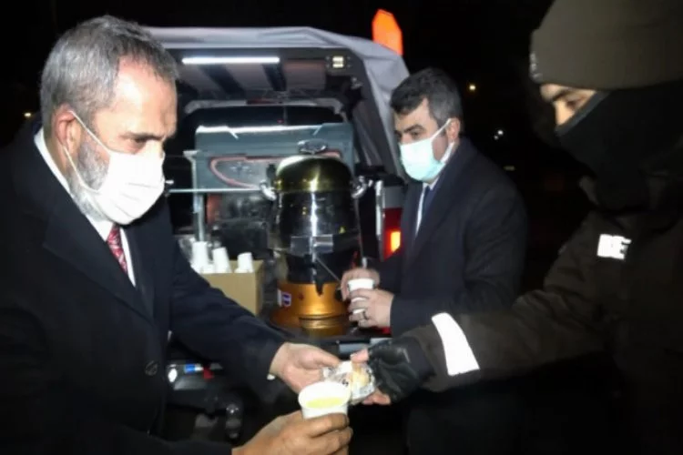 Ünlü sanatçı Bursa'da polis ekiplerine çorba dağıttı