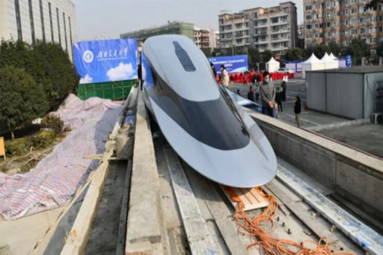 Çin, saatte 644 kilometreye kadar hızlanabilen yeni trenini tanıttı