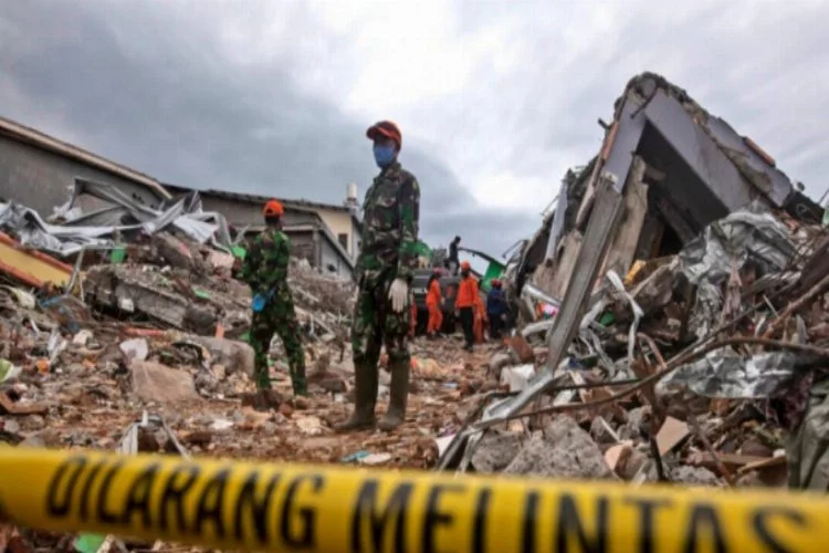 Endonezya'daki depremde can kaybı yükseliyor!