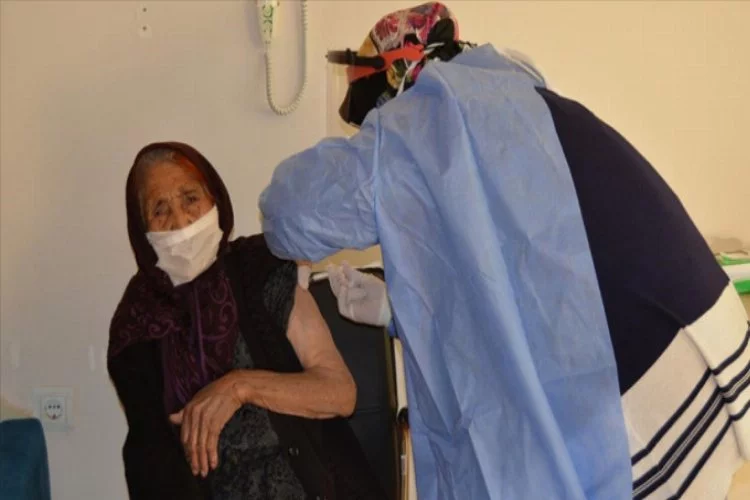 111 yaşındaki Fatma nine korona aşısı oldu!