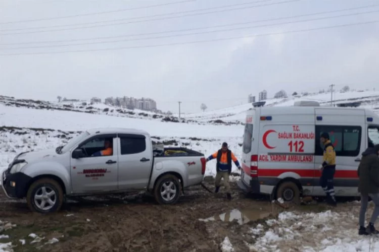Bursa'da ambulans çamura saplandı!