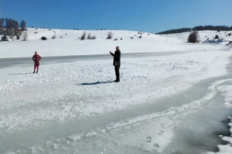 Buz tutan göletin üzerinde böyle koştular