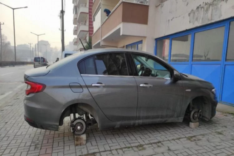 Bursa'da park halindeki otomobilin 4 lastiği ve jantarı çalındı