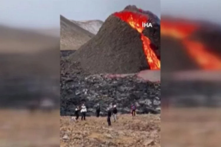 İzlanda'da patlayan volkanın önünde voleybol maçı