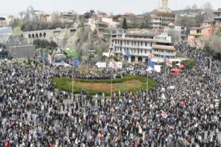 Gürcistan'da 10 bin kişi muhalefeti protesto etti