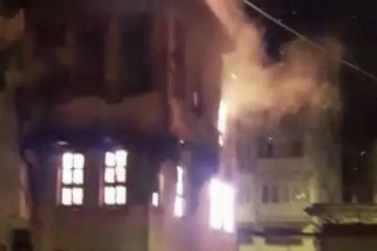 Bursa'da tarihi bina alev alev yandı!