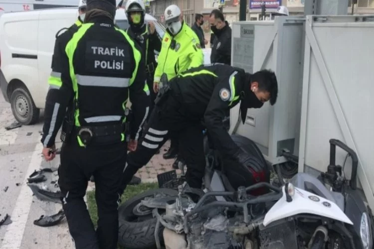 Bursa'da feci kaza: Motosikletli polis memuru ile çarpıştı