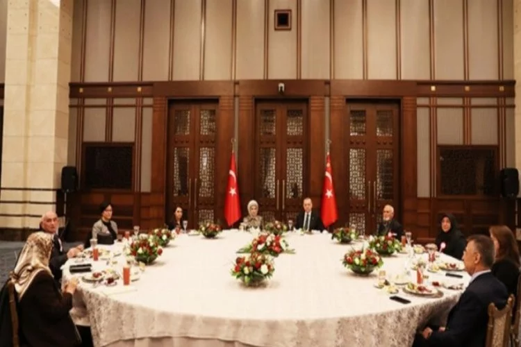 Cumhurbaşkanı Erdoğan, ilk iftarını şehit aileleriyle yaptı