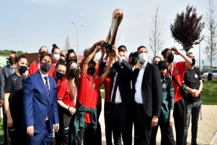 Şampiyon periler kupayı Başkan Aktaş'a götürdü