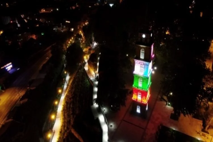 Tophane Saat Kulesi Filistin bayrağı renklerinde ışıklandırıldı