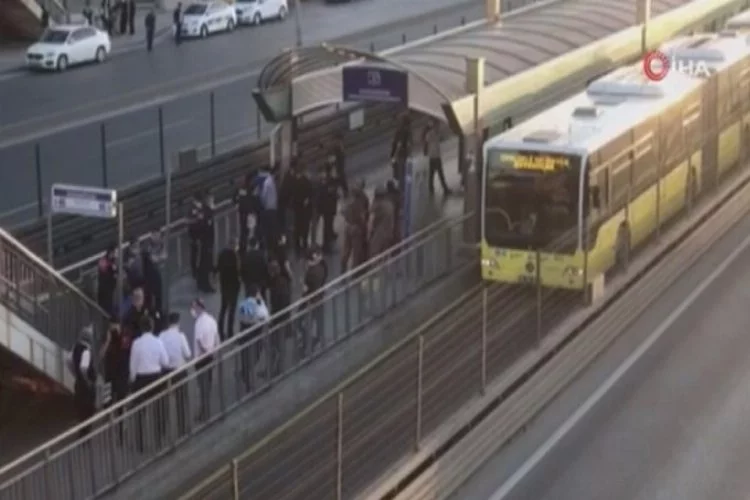 İstanbul'da bir metrobüs rehin alındı!