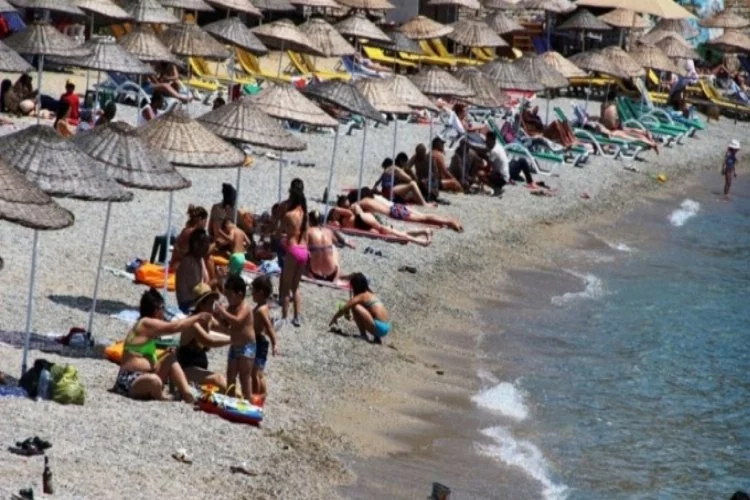 Hava sıcaklığının 32 dereceyi bulduğu Bodrum'da sahiller doldu taştı