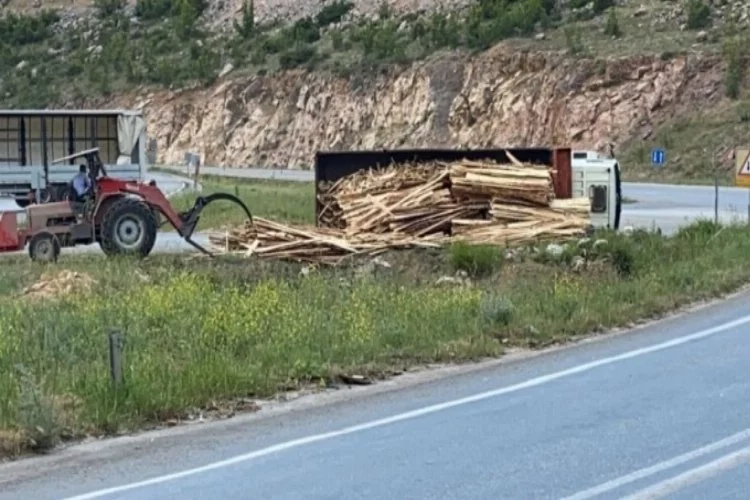 Bursa'da kereste yüklü kamyon devrildi
