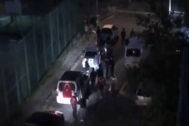 Bursa'da asker uğurlaması! Yolu trafiğe kapatıp göbek attılar