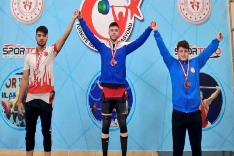 Halterci kardeşler Türkiye şampiyonu oldu
