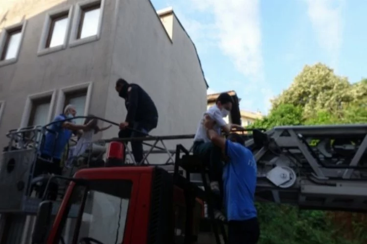 Bursa'da bodrum yandı, 5 katlı binada mahsur kaldılar!