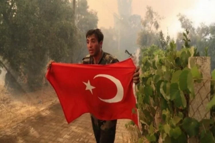 Dikkat çeken görüntü! Türk bayrağını bırakmadı