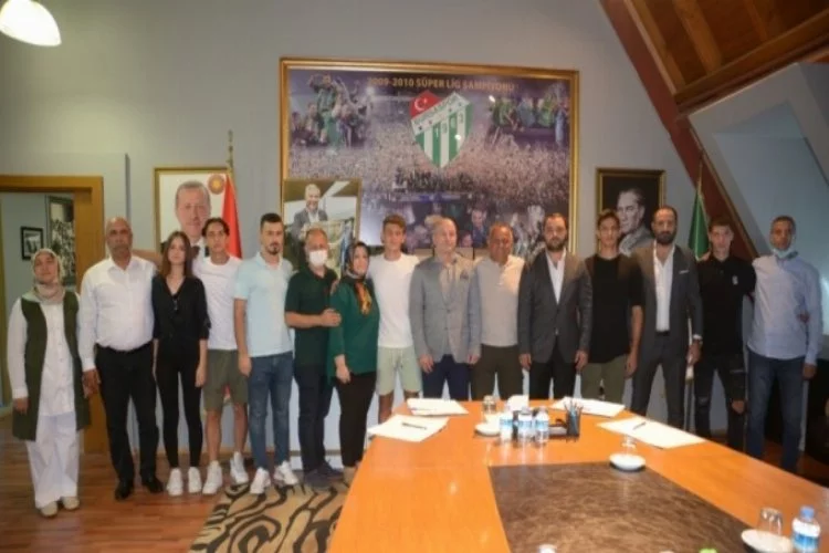 Bursaspor Kulübü, 4 altyapı futbolcusunu profesyonel yaptı
