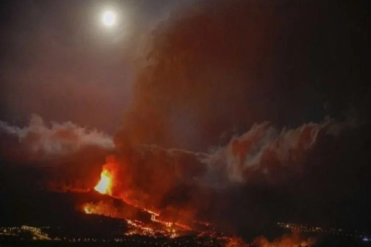 La Palma Adası'ndaki yanardağ lav püskürtmeye devam ediyor!