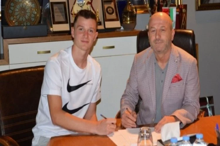 Bursaspor, Eren Tunalı ile profesyonel sözleşme imzaladı