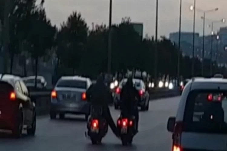 İki motosikletinin ilginç anları kameralara yansıdı